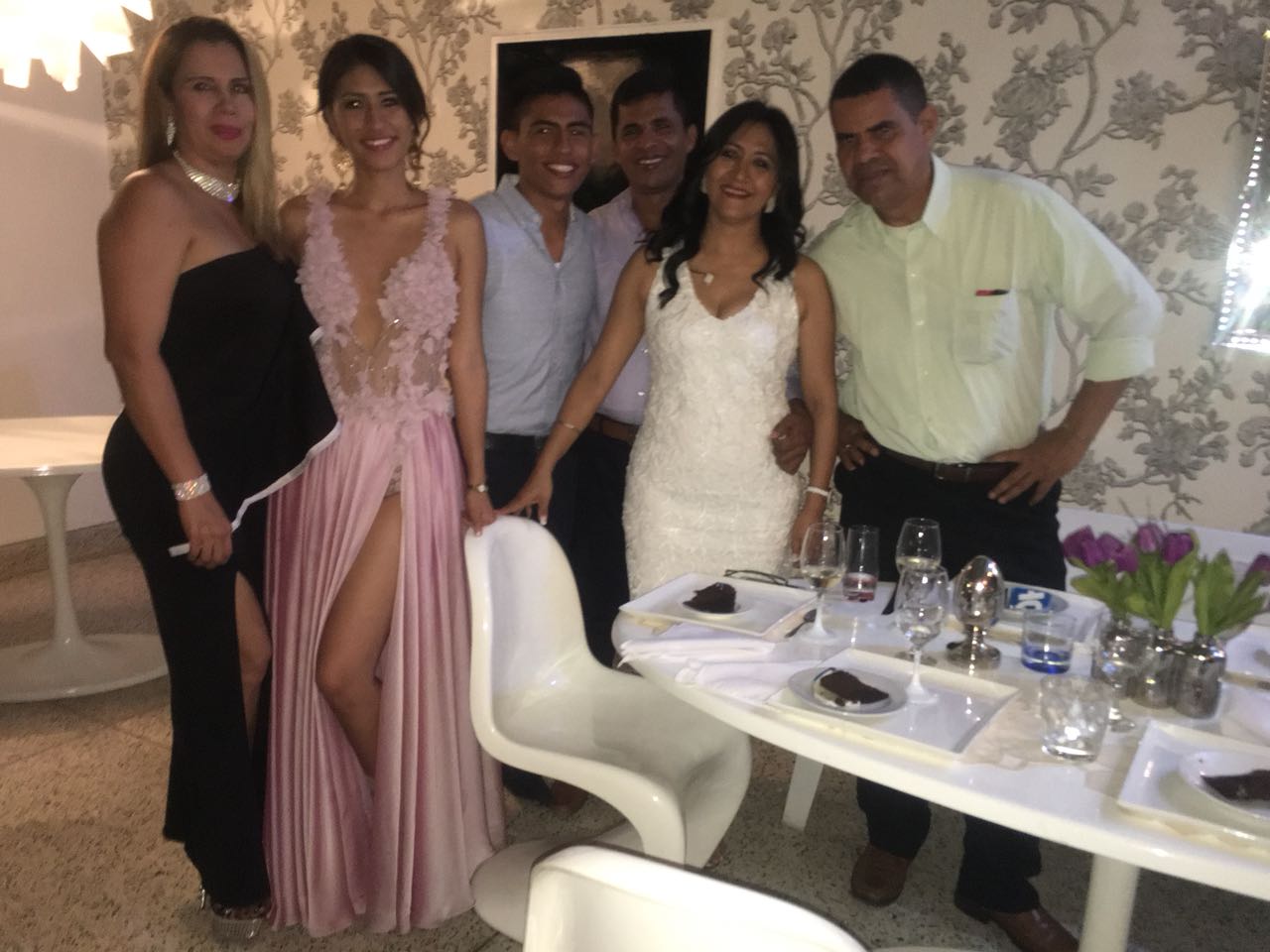 Mayra Alejandra Sánchez Serrano, junto a su familia celebrando este logro profesional.